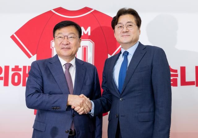 정점식 국민의힘 원내대표왼쪽가 11일 국회를 방문한 홍익표 청와대 정무수석과 악수하고 있다 사진연합뉴스