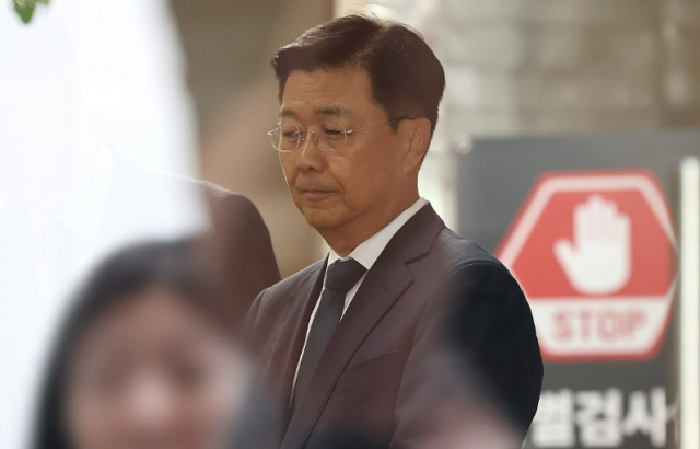 홍장원 전 국가정보원 1차장이 11일 계엄 정당화 메시지 전달 의혹과 관련해 피의자 신분으로 조사를 받기 위해 과천 권창영 2차 종합 특별검사팀으로 출석하고 있다 사진연합뉴스