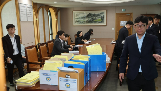경찰과 검경 합동수사본부 관계자들이 11일 경기도 과천시 중앙선거관리위원회에서 6ㆍ3 지방선거 투표지 부족사태 관련 압수수색을 위해 대기하고 있다 사진연합뉴스