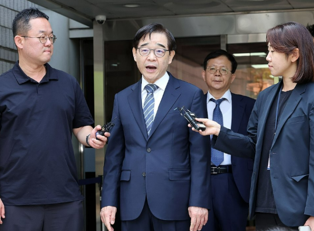 변호사로 등록하지 않은 채 대장동 개발업자 김만배씨가 대주주인 화천대유자산관리 고문으로 활동한 혐의를 받는 권순일 전 대법관이 11일 1심 선고 공판을 마친 뒤 서울중앙지법을 나서며 취재진 질문에 답하고 있다 이날 중앙지법은 권 전 대법관의 혐의가 검사의 수사개시권이 인정되는 범죄에 해당하지 않아 공소 기각을 선고했다 사진연합뉴스