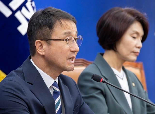 더불어민주당 한병도 원내대표가 지난 9일 국회에서 열린 원내대책회의에서 발언하고 있다사진연합뉴스