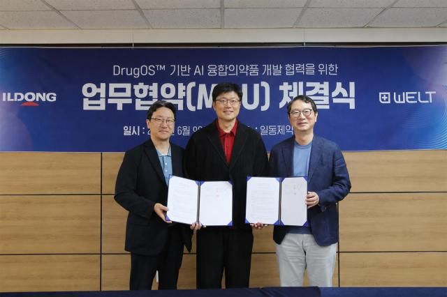 강성지 웰트 대표가운데와 윤웅섭 일동제약 대표오른쪽 이재준 대표왼쪽가 업무협약 체결 후 기념 촬영을 하고 있다사진일동제약