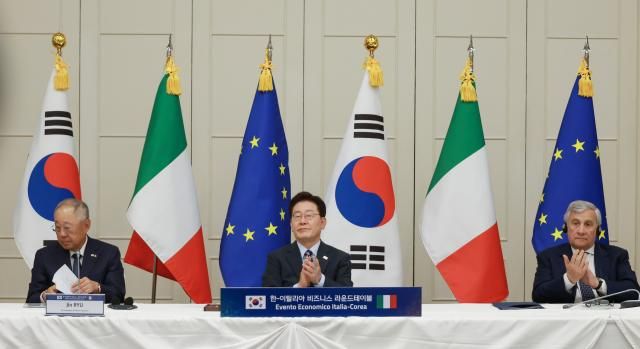 이재명 대통령이 12일현지시간 이탈리아 로마의 한 호텔에서 열린 비즈니스 라운드테이블에서 류진 한국경제인협회장의 발언이 끝나자 박수 치고 있다 사진연합뉴스