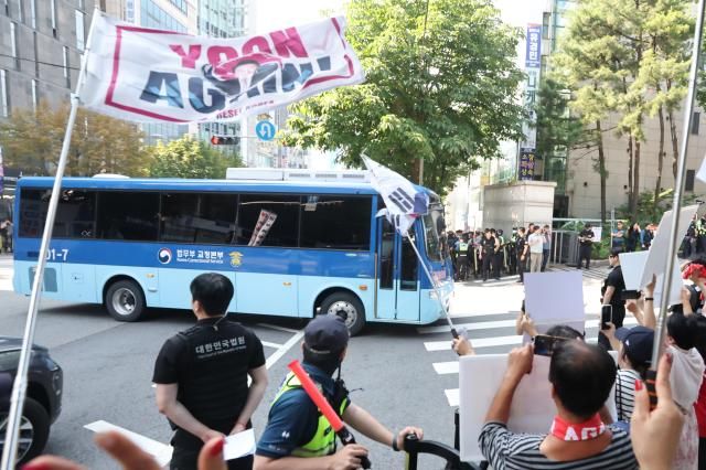 12·3 비상계엄 선포 명분을 만들기 위해 평양에 무인기 투입 작전을 지시한 혐의로 기소된 윤석열 전 대통령 등의 1심 선고공판이 열리는 12일 서울 서초구 서울중앙지법에서 윤 전 대통령을 태운 호송차가 법원으로 들어가고 있다 사진연합뉴스