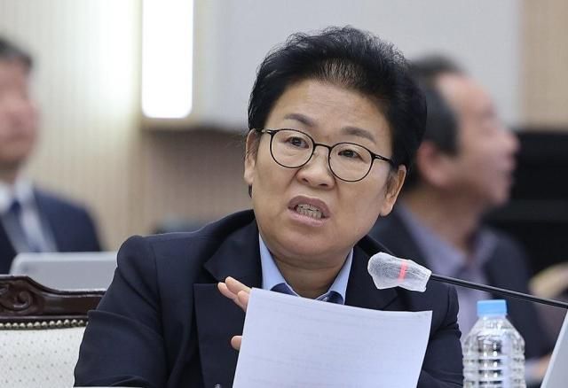 문정복 더불어민주당 의원이 지난해 10월 22일 전북대에서 열린 국회 교육위원회 국정감사에서 질의하고 있다 사진연합뉴스