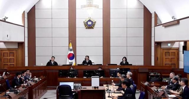 윤석열 전 대통령이 12일 서울 서초구 서울중앙지법에서 열린 일반이적·직권남용권리행사방해 혐의 1심 선고공판에 출석해 있다 사진연합뉴스