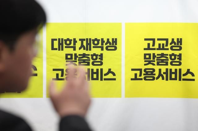 6월 1일 서울 강남구 코엑스에서 열린 글로벌 채용박람회 에서 2026 글로벌 탤런트 페어에서 구직자들이 상담을 받고 있다사진연합뉴스