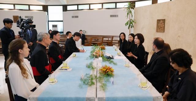 이재명 대통령과 함께 이탈리아를 국빈 방문한 김혜경 여사가 12일현지시간 로마 한인신학원에서 열린 2027 서울 세계청년대회 관련 간담회에서 발언하고 있다 사진연합뉴스