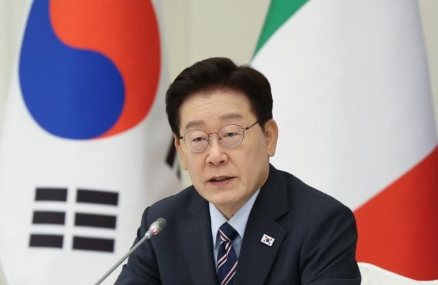 이재명 대통령이 12일현지시간 이탈리아 로마의 한 호텔에서 열린 비즈니스 라운드테이블에서 발언하고 있다 사진연합뉴스