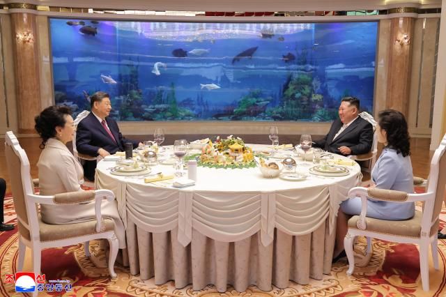 김정은 북한 국무위원장과 부인 리설주 여사가 지난 9일 시진핑 중국 국가주석과 부인 펑리위안 여사와 오찬을 하며 조중 관계와 지역 정세에 대해 의견을 교환한 뒤 1박 2일 간의 국빈 방문을 마무리했다고 조선중앙통신이 10일 보도했다 사진연합뉴스