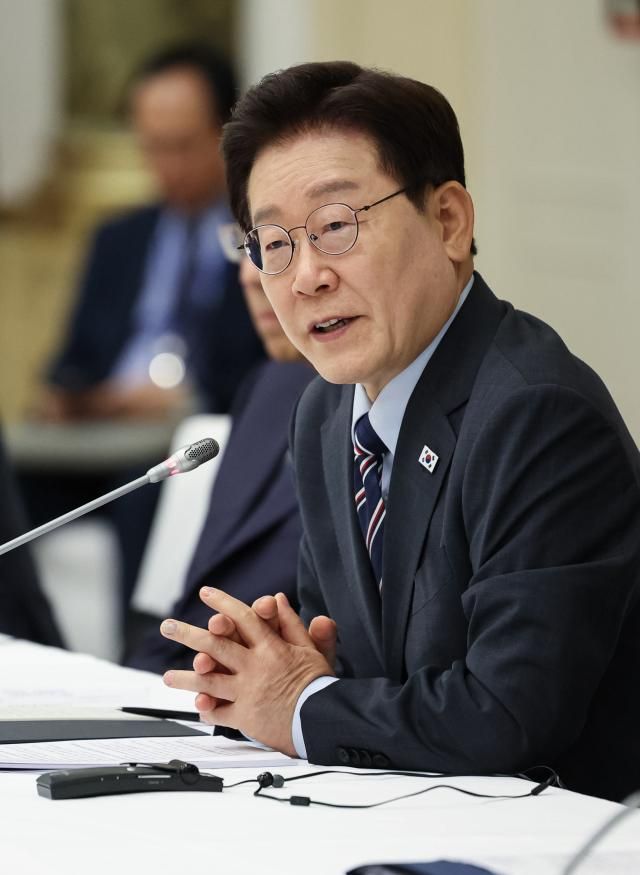 이재명 대통령이 12일현지시간 이탈리아 로마의 한 호텔에서 열린 비즈니스 라운드테이블에서 발언하고 있다 사진연합뉴스