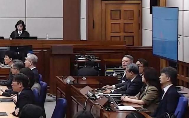 윤석열 전 대통령이 지난 12일 서울 서초구 서울중앙지방법원에서 열린 일반이적 및 직권남용권리행사방해 혐의 1심 선고 공판에 출석해 있다 사진연합뉴스