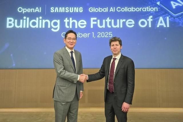 이재용 삼성전자 회장왼쪽이 지난해 10월 서울 삼성전자 서초사옥에서 열린 ‘글로벌 AI 핵심 인프라 구축을 위한 상호 협력 LOI의향서 체결식’에서 샘 올트먼 오픈AI 최고경영자CEO와 악수하며 기념 촬영하고 있다 사진연합뉴스