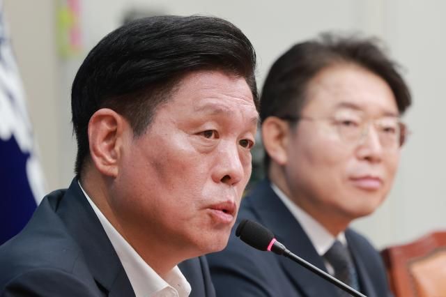 더불어민주당 조승래 사무총장이 14일 국회에서 전당대회 준비 상황 등 현안과 관련해 기자 간담회를 하고 있다사진연합뉴스