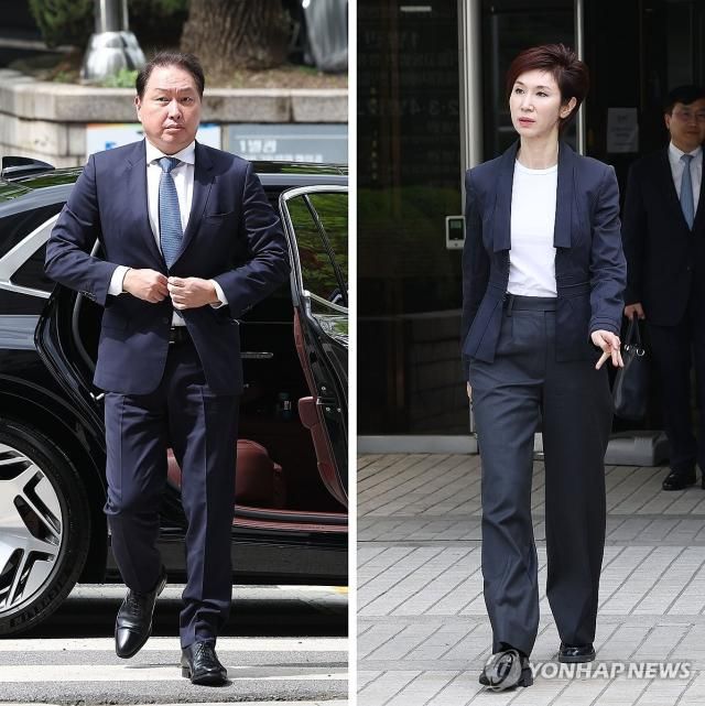최태원 SK 회장과 노소영 아트센터 나비 관장이 지난 2024년 서울 서초구 서울고등법원에서 열린 이혼 소송 항소심 공판에 출석했다 왼쪽은 법정 출석하는 최 회장 오른쪽은 재판을 마친 뒤 법정을 나서는 노 관장 사진연합뉴스