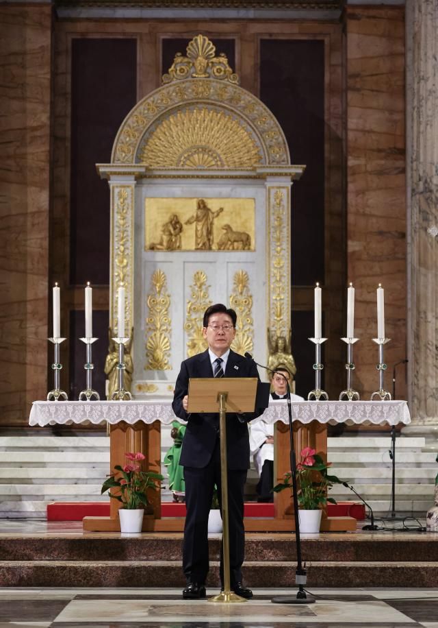 이재명 대통령이 14일현지시간 이탈리아 로마 성 바오로 대성전에서 열린 평화와 연대를 위한 특별 미사에서 기념연설을 하고 있다 사진연합뉴스