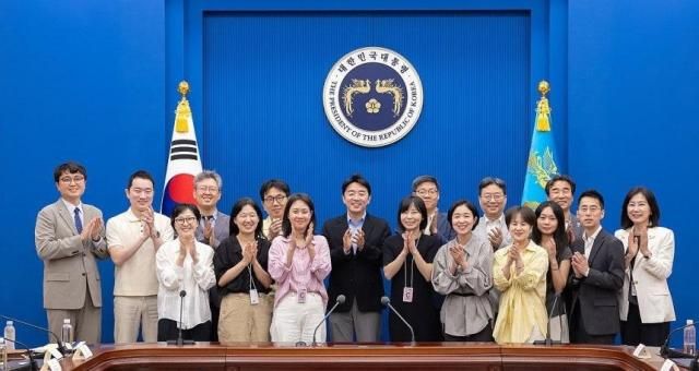 강훈식 비서실장이 14일 청와대에서 대통령비서실 청년미래자문단 최종회의를 마친 뒤 참석자들과 기념촬영을 하고 있다 사진청와대 