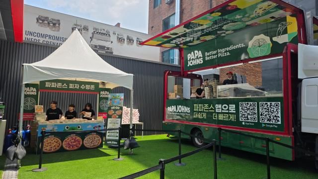 서울 성수동 '파파존스 피자플래닛' 팝업스토어 외부 피자트럭 [사진=김현아 기자]