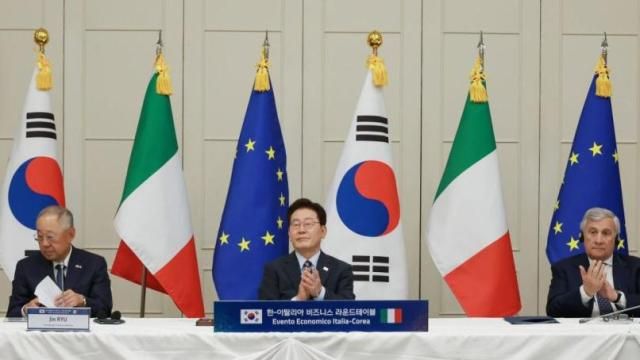 이재명 대통령이 12일현지 시간 이탈리아 로마의 한 호텔에서 열린 비즈니스 라운드테이블에서 류진 한국경제인협회장의 발언 후 박수 치고 있다 사진연합뉴스