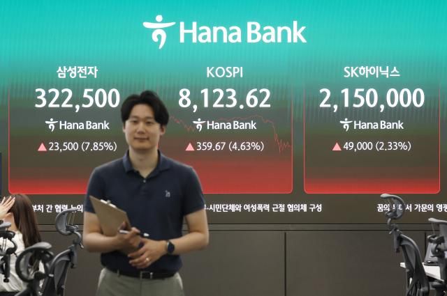 지난 12일 서울 중구 하나은행 딜링룸 현황판에 코스피와 코스닥지수가 표시되고 있다 사진연합뉴스