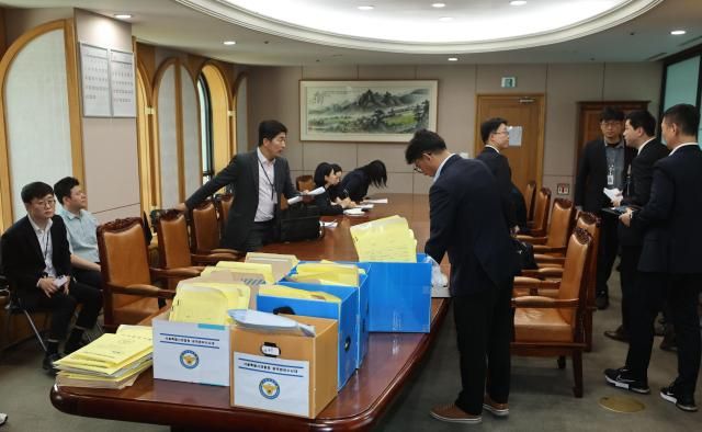 경찰과 검경 합동수사본부 관계자들이 11일 경기도 과천시 중앙선거관리위원회에서 6ㆍ3 지방선거 투표지 부족사태 관련 압수수색을 위해 대기하고 있다 사진연합뉴스