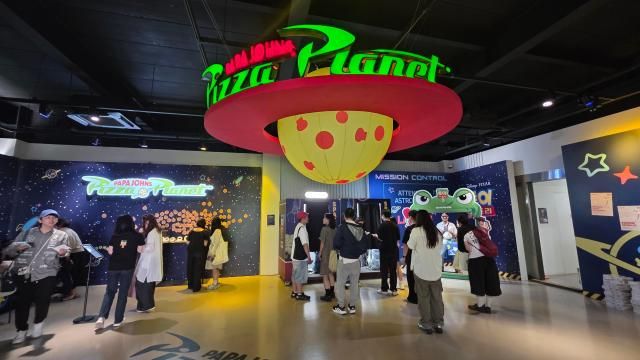 서울 성수동 파파존스 피자플래닛 팝업스토어 내부 전경 천장에 설치된 파파존스 피자 행성 조형물이 눈길을 끈다 사진김현아 기자