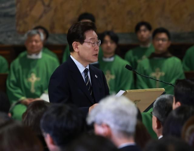 이재명 대통령이 14일현지시간 이탈리아 로마 성 바오로 대성전에서 열린 평화와 연대를 위한 특별 미사에서 기념연설을 하고 있다 사진연합뉴스