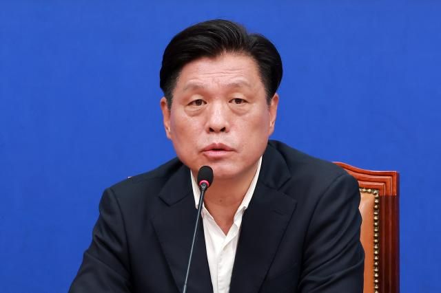 더불어민주당 조승래 사무총장이 14일 국회에서 전당대회 준비 상황 등 현안과 관련해 기자 간담회를 하고 있다사진연합뉴스