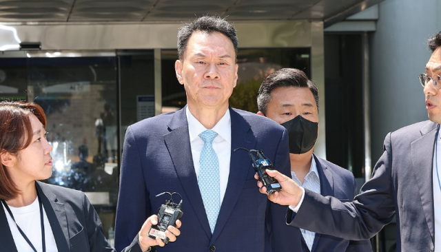 비상계엄 당시 내란에 가담했다는 의혹을 받는 김명수 전 합동참모본부 의장이 지난 15일 서울중앙지법에서 영장실질심사를 마친 뒤 법정을 나서면서 취재진 질문에 답하고 있다 사진연합뉴스
