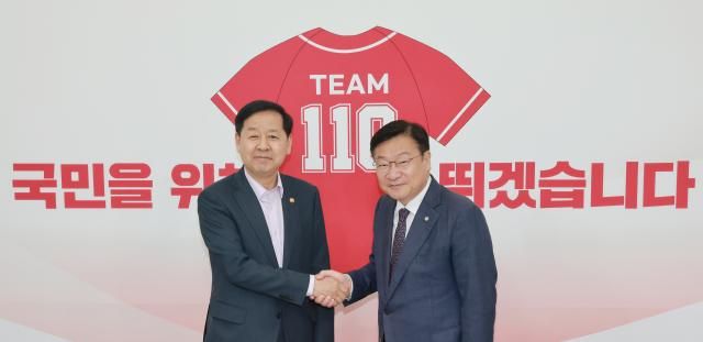 정점식 국민의힘 원내대표오른쪽가 15일 국회를 찾은 구윤철 부총리 겸 재정경제부 장관과 만나 악수하며 기념 촬영하고 있다 사진연합뉴스