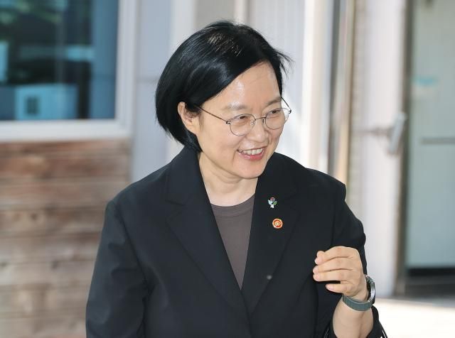 한성숙 국무총리 후보자가 15일 서울 종로구 통의동 금융감독연수원에 마련된 인사청문회 준비 사무실로 출근하고 있다사진연합뉴스
