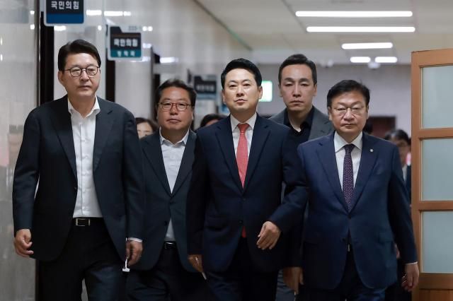 국민의힘 장동혁 대표앞줄 가운데와 정점식 원내대표앞줄 오른쪽 등 지도부가 15일 국회에서 열린 긴급 최고위원회의에 참석하고 있다 사진연합뉴스