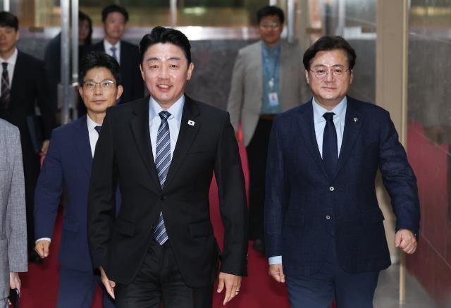 강훈식 대통령 비서실장왼쪽과 홍익표 청와대 정무수석이 지난 9일 신임 조정식 국회의장을 예방하기 위해 국회를 찾아 의장실로 이동하고 있다 사진연합뉴스