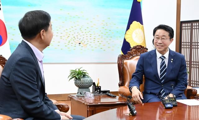 조정식 국회의장오른쪽이 15일 국회의장실을 찾은 구윤철 부총리 겸 재정경제부 장관과 대화하고 있다사진연합뉴스