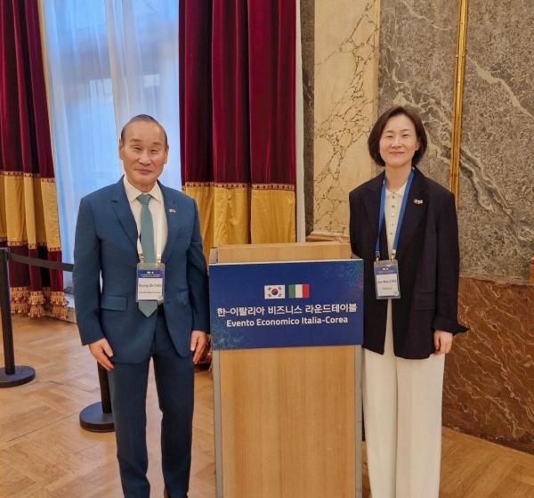 이재명 대통령의 이탈리아 국빈 방문 경제사절단 일원으로 참여한 최병오 패션그룹형지 회장왼쪽과 순방에 동행한 최혜원 형지IC 대표의 모습 사진패션그룹형지