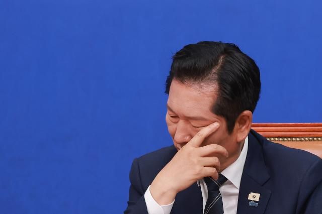 더불어민주당 정청래 대표가 15일 국회에서 열린 최고위원회의에 참석해 눈가를 만지고 있다사진연합뉴스