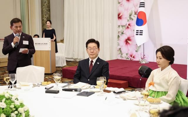 이재명 대통령이 15일현지시간 로마 한 호텔에서 열린 동포 간담회에서 박용주 한인회장의 환영사를 듣고 있다 사진연합뉴스