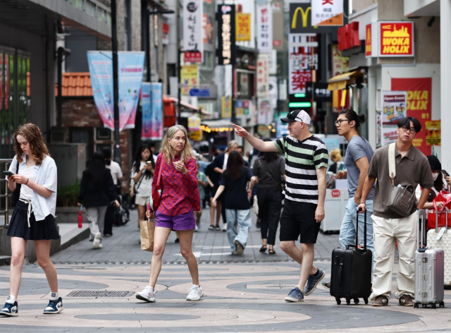 외국인 관광객들이 서울 명동 거리를 걷고 있다 사진연합뉴스