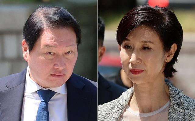 최태원 SK그룹 회장왼쪽과 노소영 아트센터 나비 관장이 15일 서울 서초동 서울고법에서 열린 재산 분할 파기환송심 2차 조정 기일에 출석하고 있다 이날 양측은 재산 분할을 두고 의견 차를 좁히지 못해 조정은 성립되지 않았다 사진연합뉴스 공동취재단