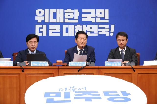 더불어민주당 정청래 대표가 15일 국회에서 열린 최고위원회의에서 발언하고 있다 사진연합뉴스