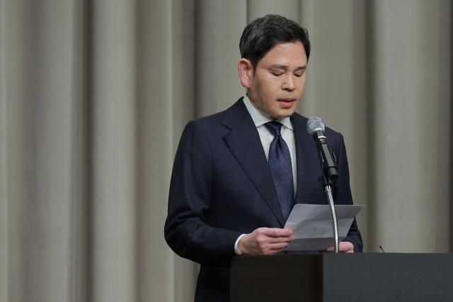 정용진 신세계그룹 회장이 5월 26일 오전 9시 서울 강남구 조선팰리스 호텔에서 스타벅스 탱크데이 논란과 관련해 대국민 사과를 하고 있다 스타벅스는 지난 18일 5·18 광주민주화운동 기념일에 탱크데이 책상에 탁 등의 문구를 내세워 계엄군 탱크 투입과 1987년 박종철 고문치사 사건을 연상하게 한다는 비판을 받았다 20260526사진유대길 기자 dbeorlf123ajunewscom