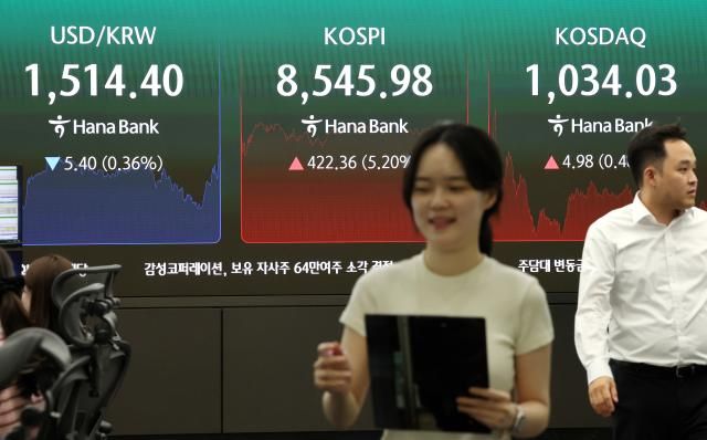 코스피가 미국과 이란 간 종전 합의에 상승 마감한 15일 서울 중구 하나은행 딜링룸 현황판에 코스피와 코스닥 원·달러 환율이 표시되고 있다 이날 코스피는 전장보다 42236포인트520 오른 854598에 코스닥은 498포인트048 오른 103403으로 장을 마감했다 원·달러 환율은 87원 내린 15111원이다 사진연합뉴스