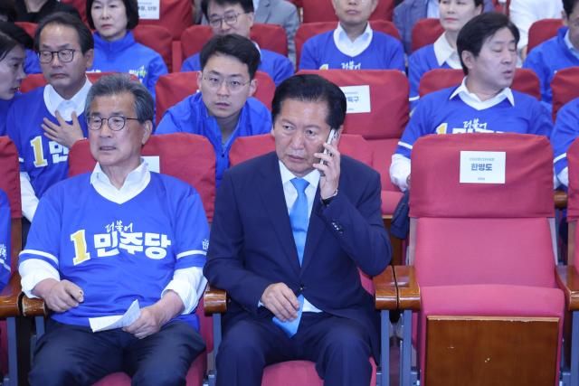 더불어민주당 정청래 총괄상임선거대책위원장이 지난 3일 국회 의원회관에 마련한 제9회 전국동시지방선거·국회의원 재보궐선거 개표상황실에서 출구조사 결과 발표를 기다리며 통화하고 있다사진연합뉴스