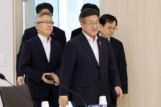 윤호중 행정안전부 장관이 15일 세종시 정부세종청사에서 열리는 전남·광주통합특별시 출범 준비 종합점검회의에 참석하고 있다 사진연합뉴스