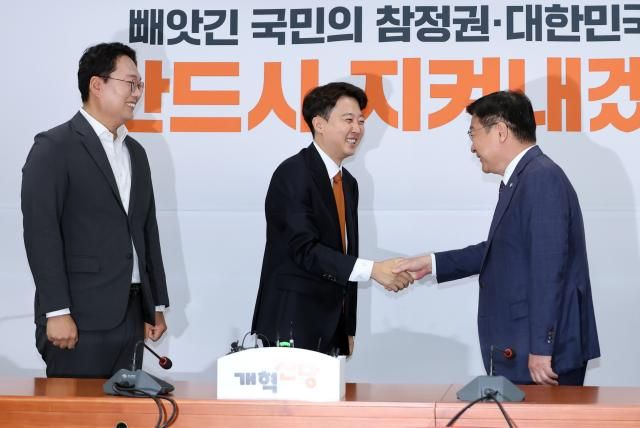 이준석 개혁신당 대표가운데가 15일 국회에서 취임 인사차 방문한 정점식 국민의힘 원내대표오른쪽와 악수하고 있다 사진연합뉴스