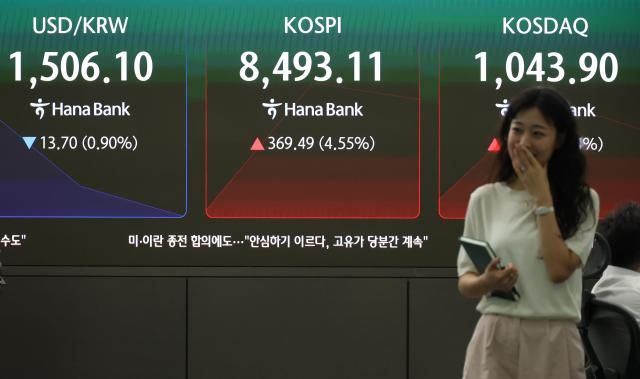 15일 오전 서울 중구 하나은행 딜링룸 현황판 모습 사진연합뉴스