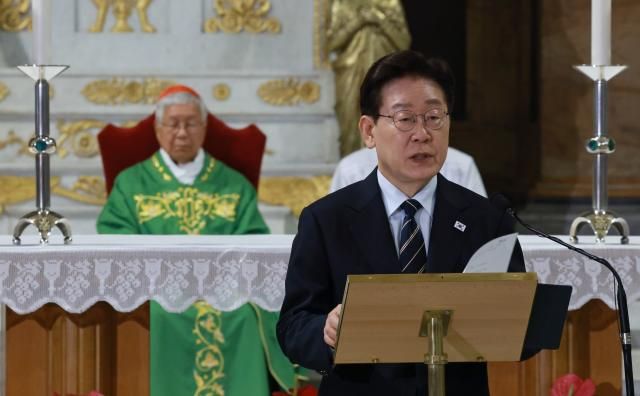 이재명 대통령이 14일현지시간 이탈리아 로마 성 바오로 대성전에서 유흥식 추기경 집전으로 열린 평화와 연대를 위한 특별 미사에서 기념연설을 하고 있다 사진연합뉴스