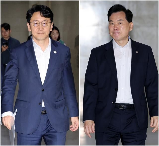 천준호 더불어민주당 원내운영수석부대표왼쪽와 김승수 국민의힘 원내운영수석부대표 내정자가 12일 국회 운영위원장실에서 회동하기 위해 이동하고 있다 사진연합뉴스