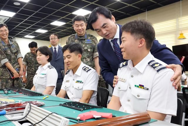 15일 오전 공군사관학교를 방문한 안규백 국방부 장관이 공군사관생도들을 격려하고 있다 사진연합뉴스 