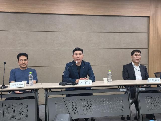유승민 대한체육회장이 15일 서울올림픽파크텔에서 열린 기자회견에서 잠실 핸드볼 경기장 시위 장기화에 대한 입장을 밝히고 있다 사진권규홍 기자 
